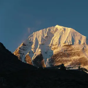 Der tibetische Buddismus oder der heilige Gipfel des Schneekrönigen Mount Kailash oder Gang Rinpoche Pilgerweg Kora Ngari die Bergkette von Gang-Tise Himalaja Transhimalaya Westtibet Tibet-Autonomiegebiet Volksrepublik China Asien