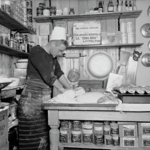 Thomas Clissold el cocinero en la cocina.