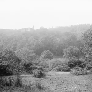 El castillo de Okehampton en West Devon 1926. El castillo de Okehampton en West Devon 1926.