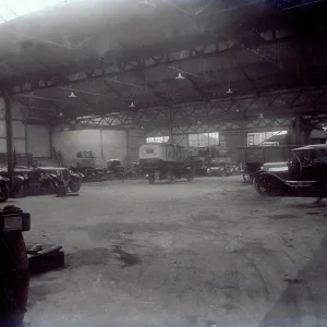 El interior de la garaje de los Príncipes con vehículos, H. T. P. Motors Ltd, Truro, Cornualles. Principios de 1920s El interior de la garaje de los Príncipes con vehículos, H. T. P. Motors Ltd, Truro, Cornualles. Principios de 1920s