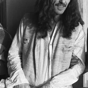 George Harrison de los Beatles observa. George Harrison de los Beatles observa.