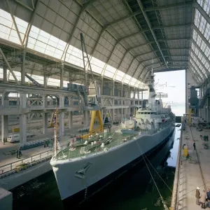 HMS Cleopatra en el complejo de fragatas de Devonport, Plymouth, Devon, 1977.
