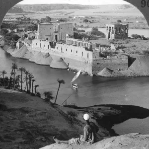 Mirando hacia abajo a la isla de Filae y sus templos, Egipto, 1905. Artista: Underwood & Underwood Mirando hacia abajo a la isla de Filae y sus templos, Egipto, 1905. Artista: Underwood & Underwood