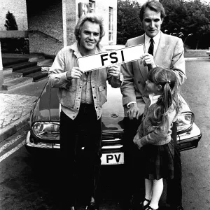 Le comédien Freddie Starr reçoit les plaques pour sa nouvelle voiture, une Jaguar XJS HE. Le comédien Freddie Starr reçoit les plaques pour sa nouvelle voiture, une Jaguar XJS HE.