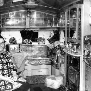 À l'intérieur d'une caravane gitane en juillet 1968. À l'intérieur d'une caravane gitane en juillet 1968.
