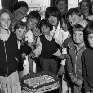 Les élèves de l'école Woodway Park à Coventry ont célébré l'école. Les élèves de l'école Woodway Park à Coventry ont célébré l'école.