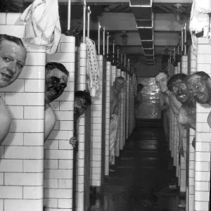 I minatori nelle docce della cava dopo una turno sottoterra alla Mosley Common Colliery. I minatori nelle docce della cava dopo una turno sottoterra alla Mosley Common Colliery.