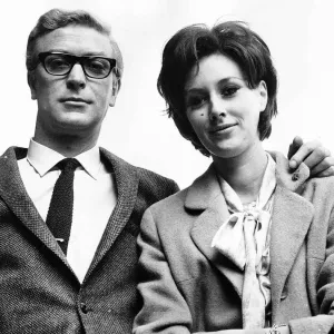 Michael Caine Actor con Actriz Sue Lloyd DBase