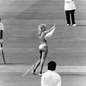 La streaker Ashley Summers Inglaterra vs India junio 1986 corre hacia el campo en Lords.