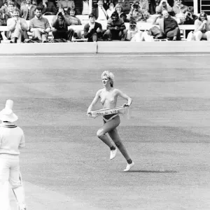 La streaker Ashley Summers Inglaterra v India junio 1986 corre hacia el campo en Lord.