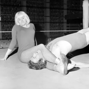 La luchadora Lady Mitzi Mueller vista aquí enfrentando a Colin Wills. La luchadora Lady Mitzi Mueller vista aquí enfrentando a Colin Wills.