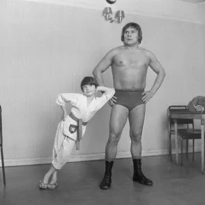 El niño de seis años Colin Richardson se ve aquí con el luchador Reg Trood. El niño de seis años Colin Richardson se ve aquí con el luchador Reg Trood.