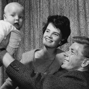 L'attaquant du centre d'Aston Villa, Gerry Hitchens, avec son épouse Meriol et leur bébé.