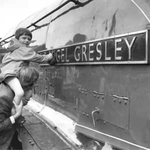 Last Minute Shine for the Sir Nigel Gresley Print (00339) Last Minute Shine for the Sir Nigel Gresley Print (00339)