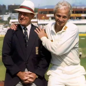 Le joueur de cricket anglais David Gower assis sur un mur en briques avec un commentateur. Le joueur de cricket anglais David Gower assis sur un mur en briques avec un commentateur.