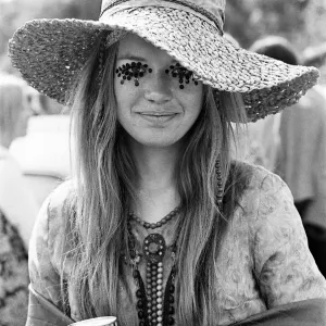 Dama hippie con gran sombrero y maquillaje de ojos en el concierto gratuito de los Rolling Stones en Hyde. Dama hippie con gran sombrero y maquillaje de ojos en el concierto gratuito de los Rolling Stones en Hyde.