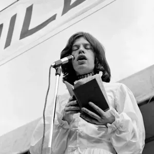 El cantante Mick Jagger, vestido con un vestido blanco de Mr Fish, lee el poema Adonais. El cantante Mick Jagger, vestido con un vestido blanco de Mr Fish, lee el poema Adonais.