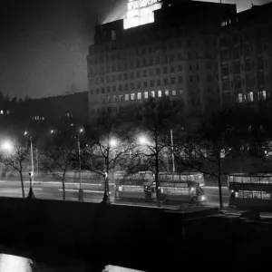 Los tranvías circulan a lo largo de la explanada debajo del edificio Shell Mex. Los tranvías circulan a lo largo de la explanada debajo del edificio Shell Mex.