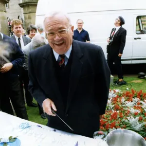 L'ancien Goon Sir Harry Secombe célèbre son 70e anniversaire (le 8 septembre). L'ancien Goon Sir Harry Secombe célèbre son 70e anniversaire (le 8 septembre).