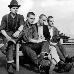 Un groupe de skinheads le 27 avril 1970, de gauche à droite, John Harmeston. Un groupe de skinheads le 27 avril 1970, de gauche à droite, John Harmeston.