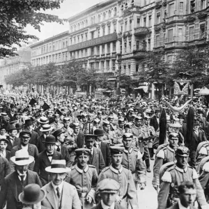 Berlin Troops March to War, August 1914 Print (00536)