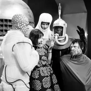 Verity Lambert en el plató de Doctor Who, donde Los Bichos de UGH. Verity Lambert en el plató de Doctor Who, donde Los Bichos de UGH.
