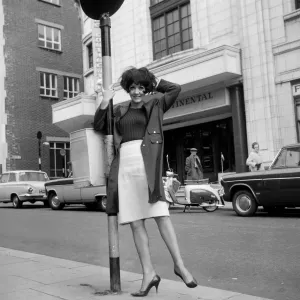 Amanda Barrie, Actriz, fotografiada antes de su actuación en la comedia. Amanda Barrie, Actriz, fotografiada antes de su actuación en la comedia.
