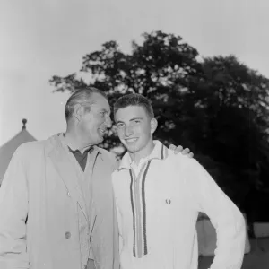 Fred Perry (izquierda) ex campeón de Wimbledon hablando con Stan Matthews Junior quien es. Fred Perry (izquierda) ex campeón de Wimbledon hablando con Stan Matthews Junior quien es.
