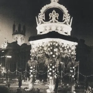 Corona illuminata su The Centre, Bristol, per celebrare la incoronazione della Regina Elisabetta II. Corona illuminata su The Centre, Bristol, per celebrare la incoronazione della Regina Elisabetta II.