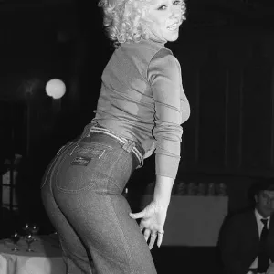 Barbara Windsor Rear of the Year 1976 Print Barbara Windsor Rear of the Year 1976 Print