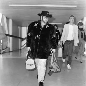 La partida de la estrella pop, Elton John, desde el aeropuerto de Londres Heathrow a las Indias Occidentales. La partida de la estrella pop, Elton John, desde el aeropuerto de Londres Heathrow a las Indias Occidentales.