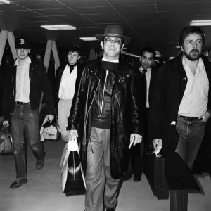 Elton John en el aeropuerto de Heathrow. 7 de febrero de 1982 Elton John en el aeropuerto de Heathrow. 7 de febrero de 1982