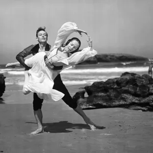 George Skibine y Maria Tallchief, bailarines de ballet realizando una rutina en la playa en George Skibine y Maria Tallchief, bailarines de ballet realizando una rutina en la playa en