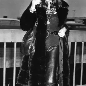 Joan Collins in Pelzjacke am Londoner Flughafen Dezember 1971 Joan Collins in Pelzjacke am Londoner Flughafen Dezember 1971