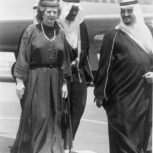 Margaret Thatcher trifft sich mit Prinz Fehd am Flughafen Riad in Saudi-Arabien – April 1981 Margaret Thatcher trifft sich mit Prinz Fehd am Flughafen Riad in Saudi-Arabien – April 1981