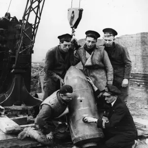 Desactivación de una bomba sin explotar en Hull durante la Segunda Guerra Mundial. Desactivación de una bomba sin explotar en Hull durante la Segunda Guerra Mundial.