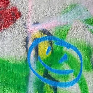 Un grafiti en una pared, sonrisa.