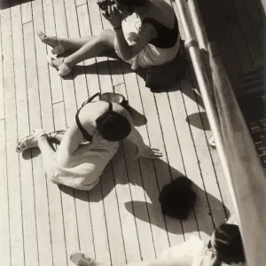 Drei Frauen genießen die Sonne auf einem Schiffskai. Drei Frauen genießen die Sonne auf einem Schiffskai.