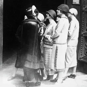 Florence. Tourists in front of the doors of the Baptistery. Postcard sent by the photographer to Vincenzo Balocchi Florence. Tourists in front of the doors of the Baptistery. Postcard sent by the photographer to Vincenzo Balocchi