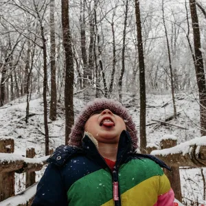 Ein Kind fängt Schneeflocken mit der Zunge im Wald. Ein Kind fängt Schneeflocken mit der Zunge im Wald.