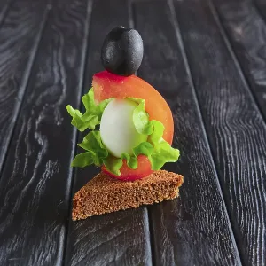Vorspeise für Empfang. Braunbrot mit Wachtel-Ei.