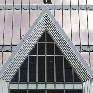 La arquitectura, fachada de un edificio moderno. La arquitectura, fachada de un edificio moderno.