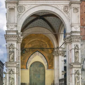 La chapelle de Piazza est une chapelle en marbre qui a été terminée dans le style gothique en 1376. La chapelle de Piazza est une chapelle en marbre qui a été terminée dans le style gothique en 1376.