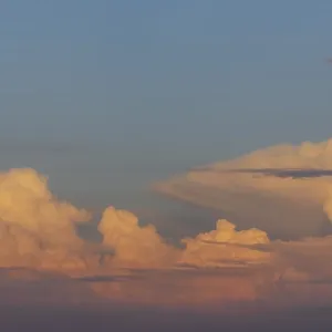Las nubes aparecen en el cielo cuando sale el sol. Las nubes aparecen en el cielo cuando sale el sol.