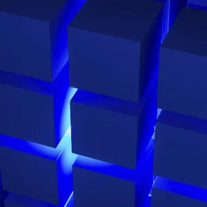 Estructuras cúbicas que destacan por una armoniosa disposición geométrica iluminada con luz azul.