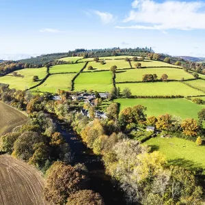 Campos y granjas sobre el río Usk desde un dron. Campos y granjas sobre el río Usk desde un dron.