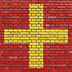 Drapeau d'Ancone peint sur un mur de briques.