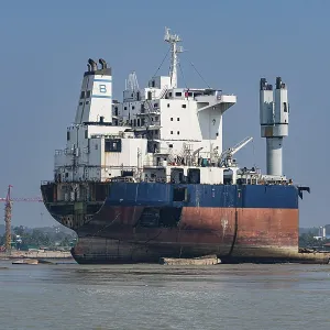 Großer Containerschiff bereit, sich zu zerlegen. Großer Containerschiff bereit, sich zu zerlegen.