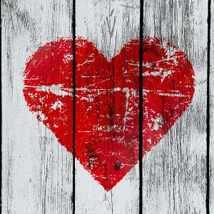 Símbolo de amor en fondo de pared antigua de madera.