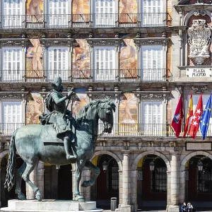 Madrid, Spagna, aprile, 18 2021: Statua equestre del re Filippo III di Spagna in Piazza Mayor a Madrid centrale. Madrid, Spagna, aprile, 18 2021: Statua equestre del re Filippo III di Spagna in Piazza Mayor a Madrid centrale.